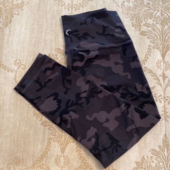 ZYIA Active Forest Camo Luxe High-Rise Capri Leggings 4 - Picture 3 of 7